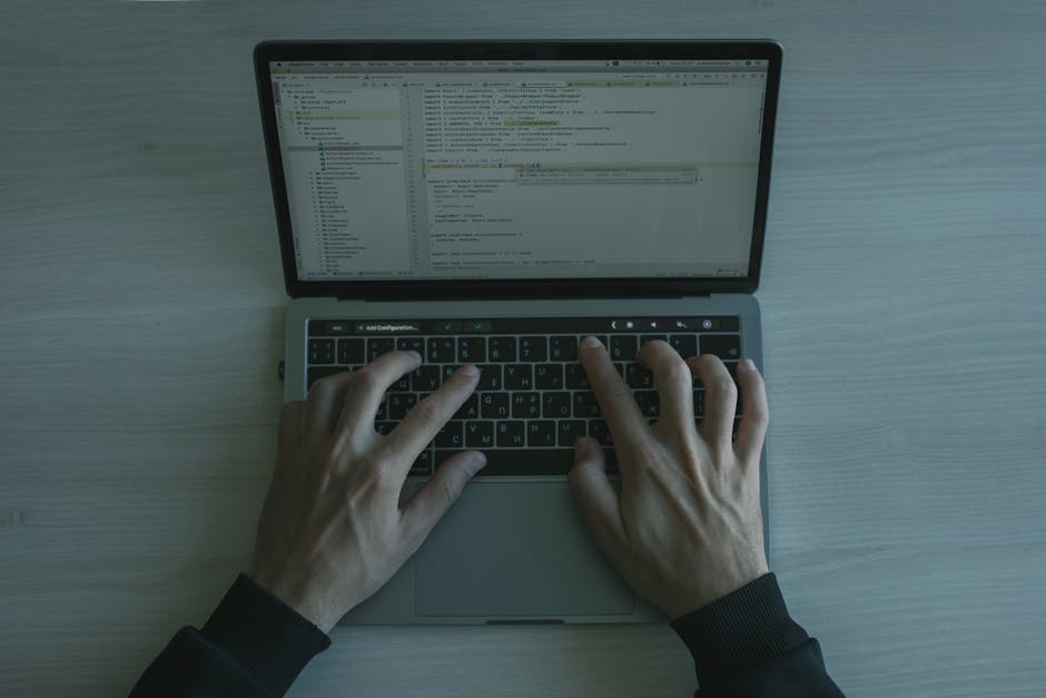 Programmatore che digita codice al computer